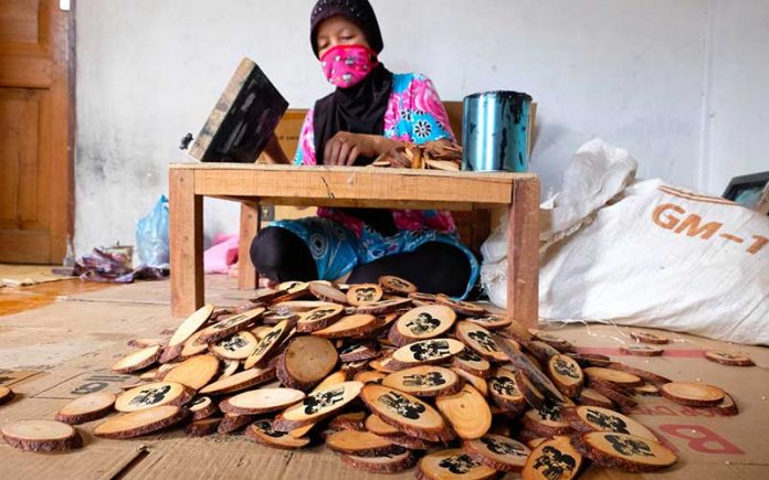 Sumber gambar : https://foto.bisnis.com/view/20200322/1216641/umkm-cendera-mata-terpuruk