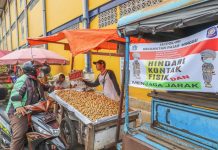 Bukan Menunggu Kebijakan Lockdown, Tapi Berinovasi dan Beradaptasi ! https://www.suara.com/foto/2020/04/17/144258/pedagang-pasar-minggu-banyak-yang-tak-pakai-masker-saat-berjualan?page=5