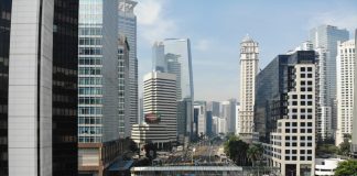 Benarkah? Omnibus Law Persulit Proses Perizinan Kegiatan Usaha sumber gambar : https://unsplash.com/photos/XYQPyn4KkiY