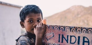 𝗠𝗲𝗻𝗶𝗹𝗶𝗸 𝗘𝗸𝗼𝗻𝗼𝗺𝗶 𝗜𝗻𝗱𝗶𝗮 𝘆𝗮𝗻𝗴 𝗠𝘂𝗹𝗮𝗶 𝗠𝗲𝗺𝗮𝘀𝘂𝗸𝗶 𝗠𝗮𝘀𝗮 𝗞𝗿𝗶𝘀𝗶𝘀 Sumber gambar : https://www.pexels.com/photo/close-up-photography-of-a-boy-near-a-signboard-3070333/