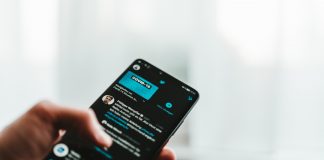 Siap-siap, Twitter Akan Luncurkan Fitur Berbayar Bagi Para Penggunanya. Photo by Claudio Schwarz | @purzlbaum on Unsplash